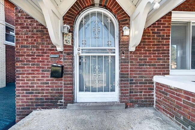 Building Photo - 2025 Calvert Ave