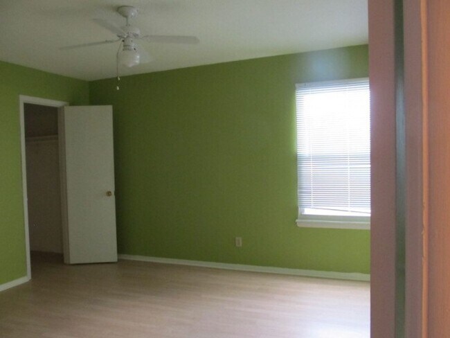 Building Photo - Chapel Hill / Hamlin Park Apt. AVAILABLE