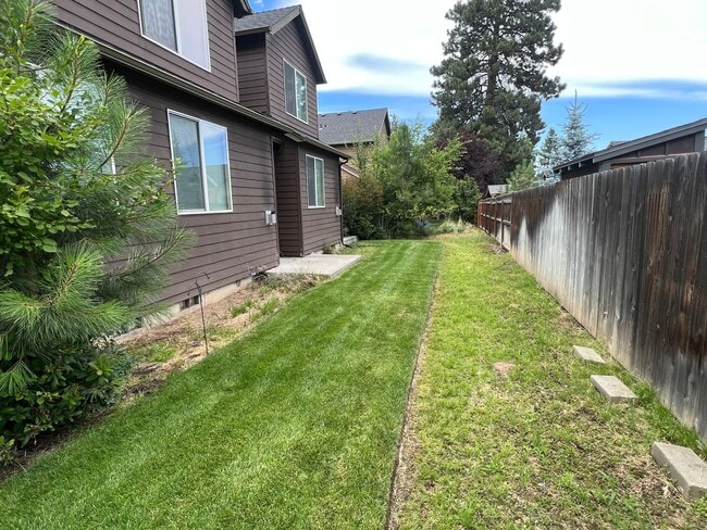 Building Photo - 2 Bed/1.5 Bath Townhome Near the Old Mill - Attached Garage