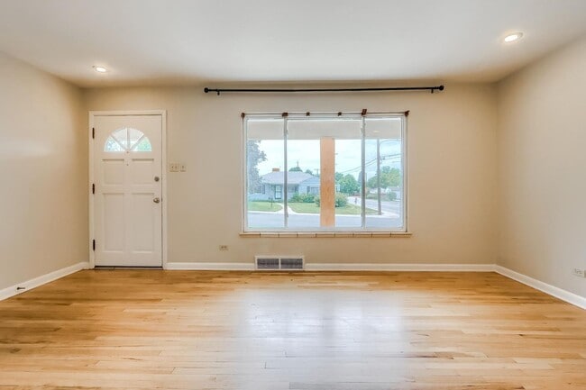 Building Photo - 2 Bedroom single family home in Denver