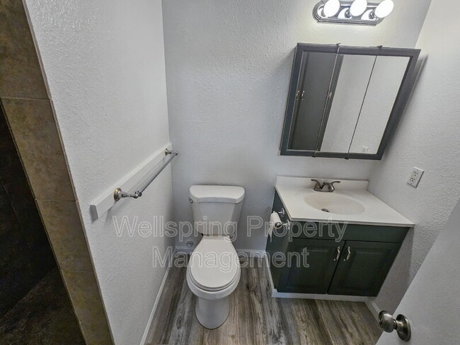 Building Photo - 117 S Silver Ridge St