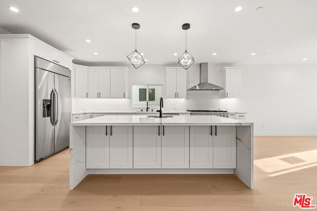 Building Photo - 4824 Saloma Ave