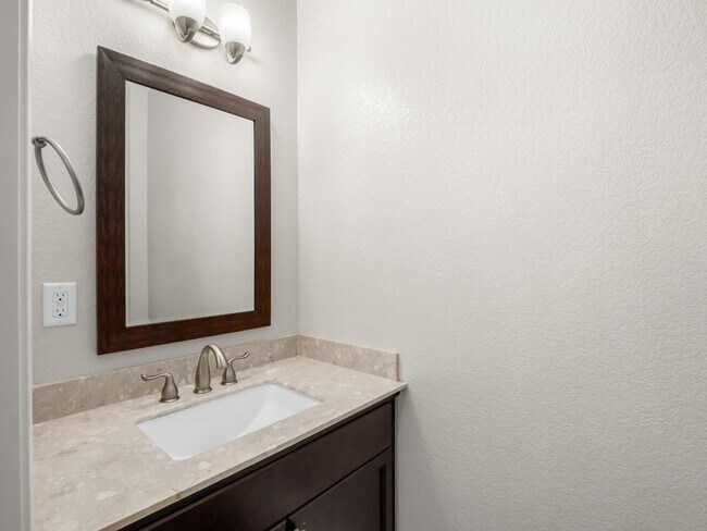 Building Photo - Beautifully Updated 4 Bedroom, 2.5 Bath in North Fresno