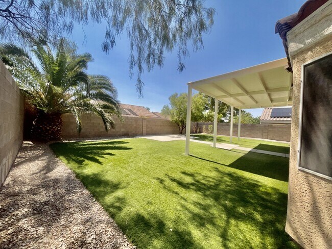 Building Photo - Stunning 3 bedroom 3 bath with dual primar...