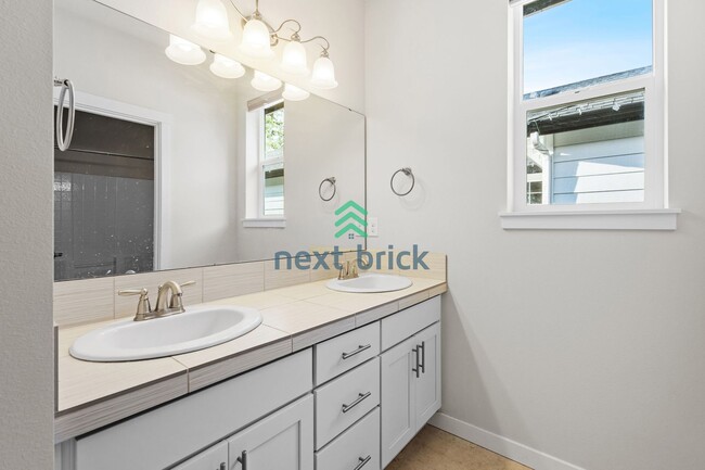 Building Photo - 5 BED & 3.5 BATH FOR RENT