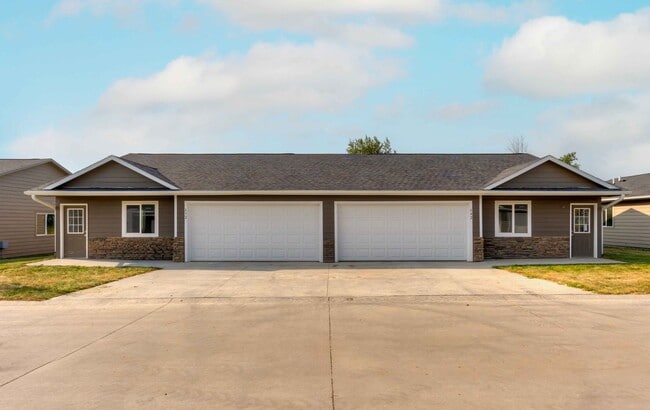 Building Photo - 3 Bedroom, Single-story Townhomes for rent...