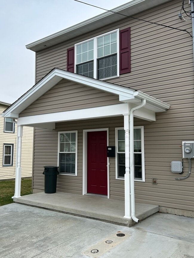 Building Photo - Like new 3 bedroom 2.5 bath townhouse