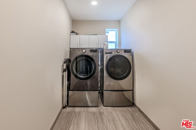 Building Photo - 2637 Angelo Dr