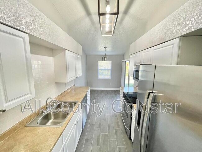 Building Photo - 19468 Edgewater Dr