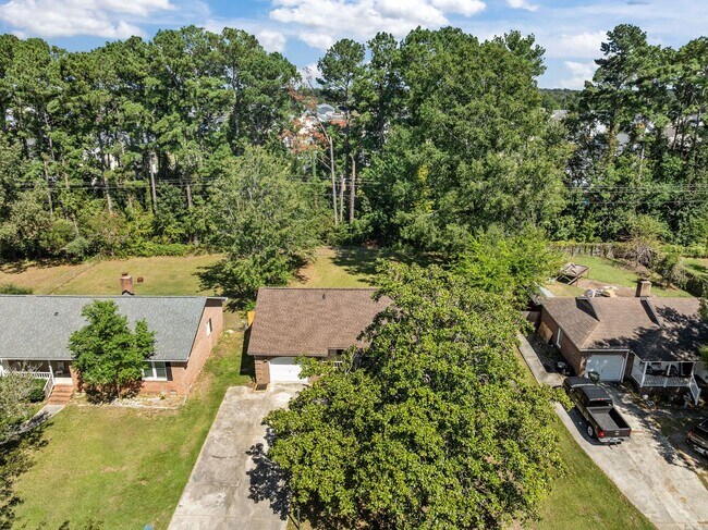 Building Photo - Charming Rental in Central Location