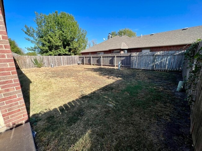 Building Photo - AVAILABLE NOW!