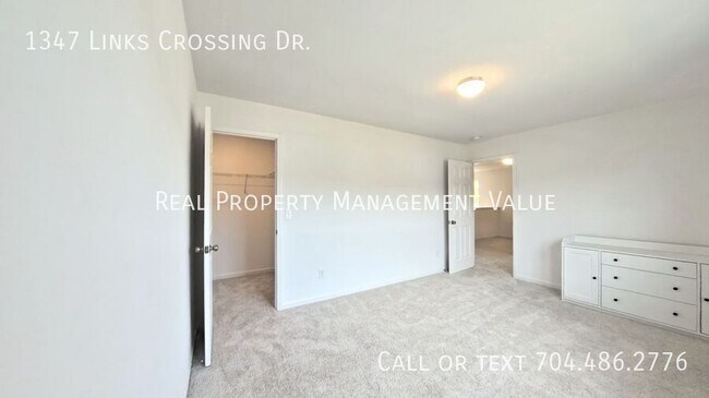 Building Photo - 1347 Links Crossing Dr