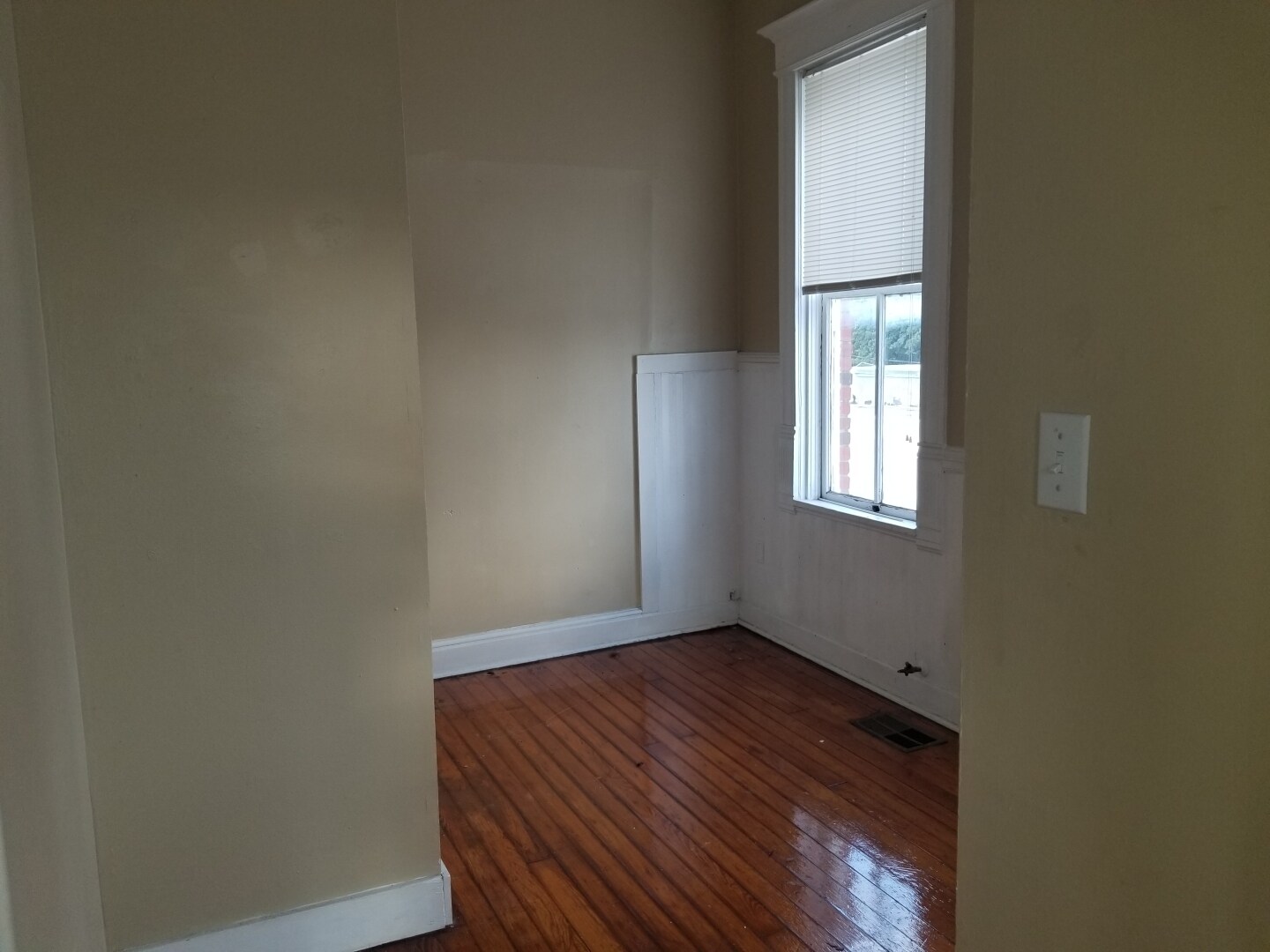 Building Photo - 208 N Main St