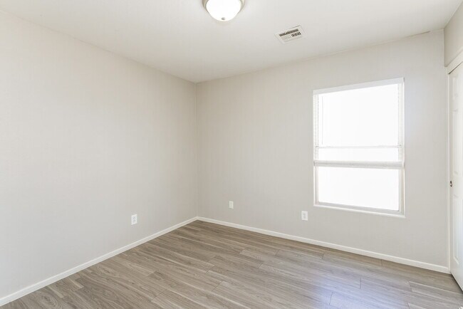 Building Photo - 12024 White Lilly St