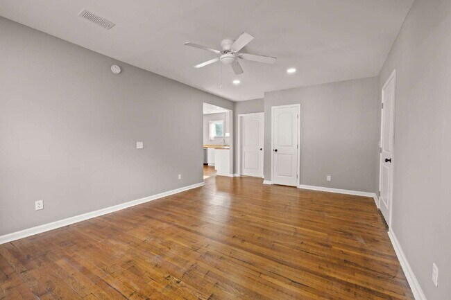 Building Photo - Renovated 3 Bed • 1.5 Bath Upstairs Unit -...