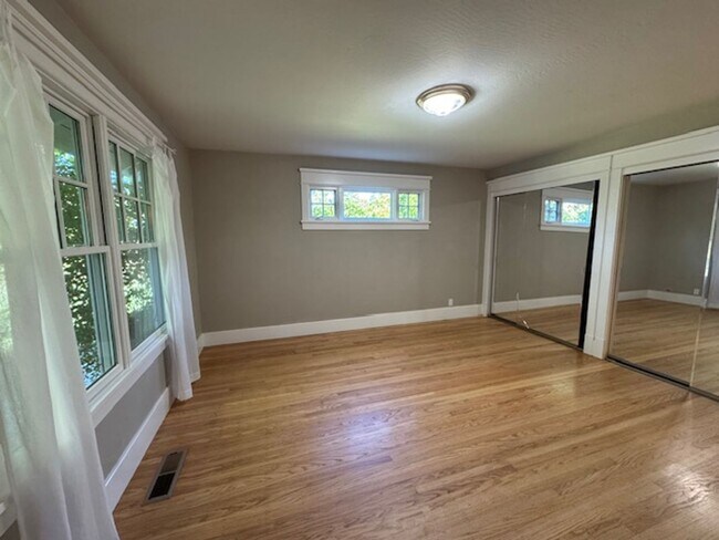 Building Photo - Gorgeous 5 bedroom, 4.5 bath, Westside Dan...