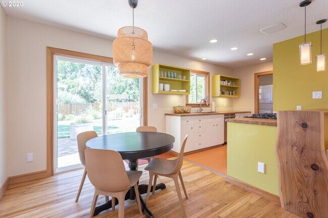 Building Photo - Brightwood