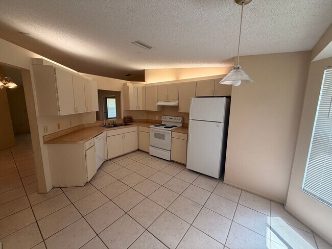 Building Photo - Great 3/2 Ready to rent!
