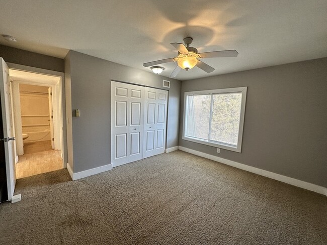 Building Photo - Villas of Cascade 2 Bedroom Condo Upper Unit