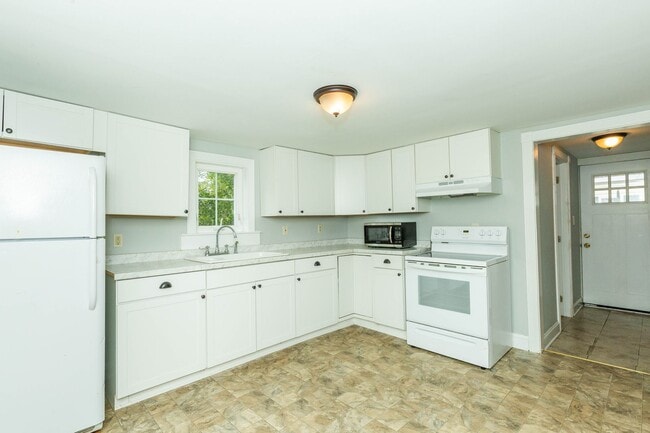 Building Photo - 2 Bed, 2 Bath Farmhouse-Style Home in Kear...