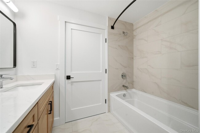 Building Photo - 180 Deer Park Ave