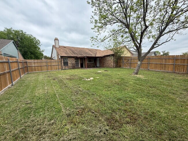 Building Photo - "Charming 3-Bedroom Retreat with 2 Full Baths in Rowlett – 1,894 Sq. Ft. of Comfort on Shipman St.!"