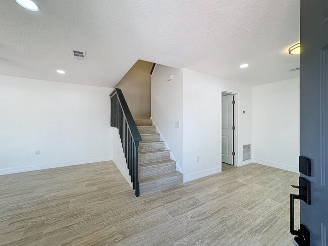 Building Photo - 2577 S Park Ave