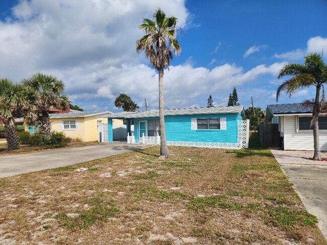 Building Photo - Nice beach side 2/1, walk to beach, restau...