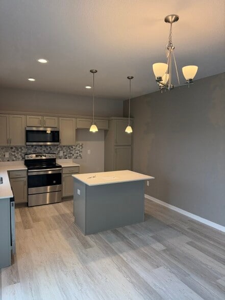 Building Photo - 1749 Ashwood Ave