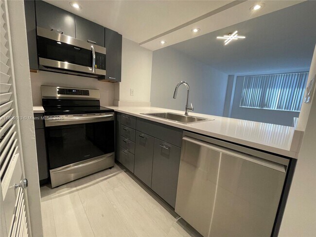 Building Photo - 540 Brickell Key Dr
