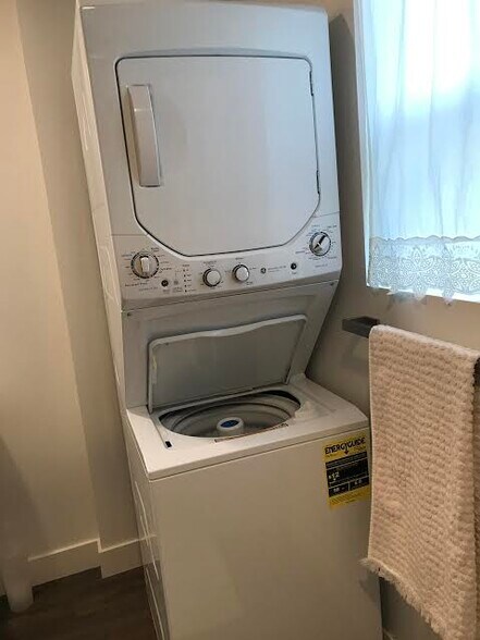 Building Photo - 343 W 12th Ave