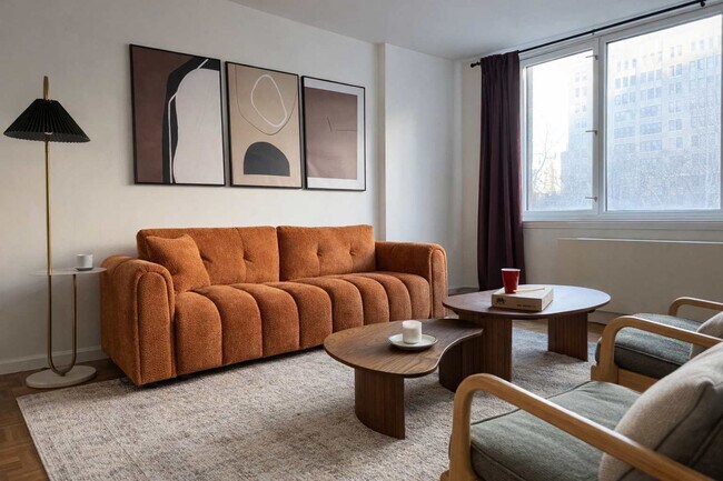 Building Photo - 350 W 43rd St