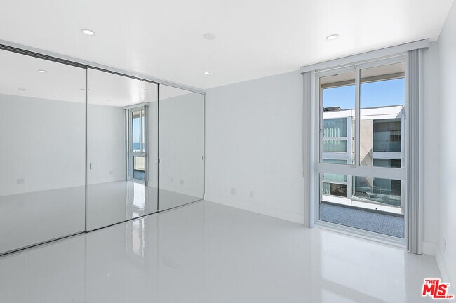 Building Photo - 2419 Ocean Front Walk
