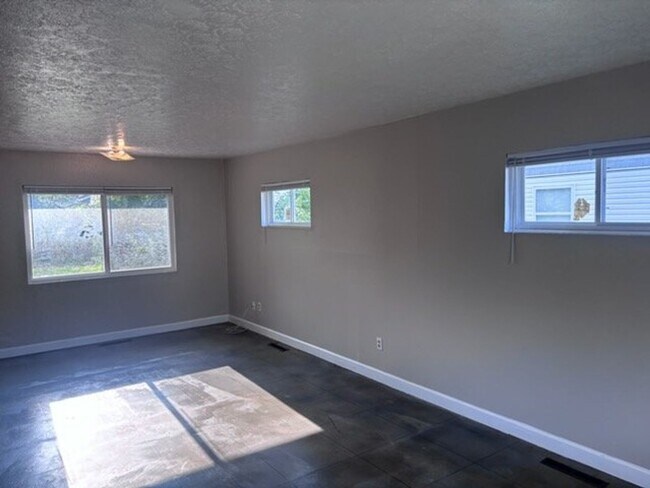 Building Photo - 2377 Hanna Dr