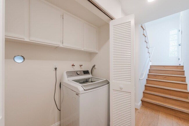 Building Photo - Beautiful Hermosa Beach Townhome Rental!