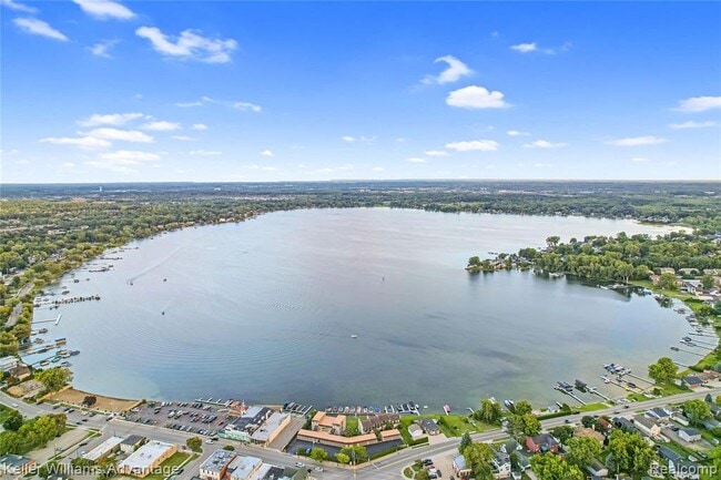 Building Photo - 855 S Pontiac Trail