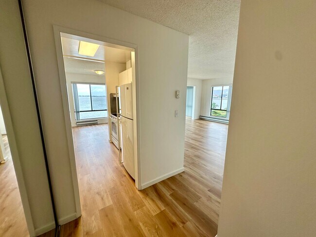Building Photo - BEAUTIFUL BREATH TAKING VIEW UNIT!!! MUST ...