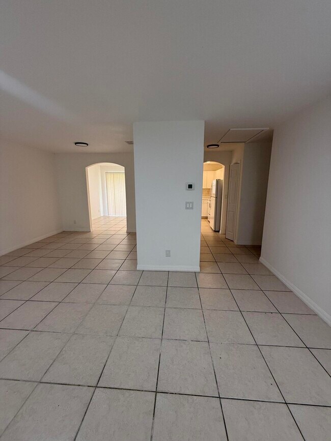 Building Photo - 1215 Hyacinth Pl