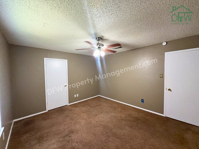 Building Photo - Spacious 3-Bedroom Home for Lease with Large Fenced Backyard in Quiet Benbrook Neighborhood