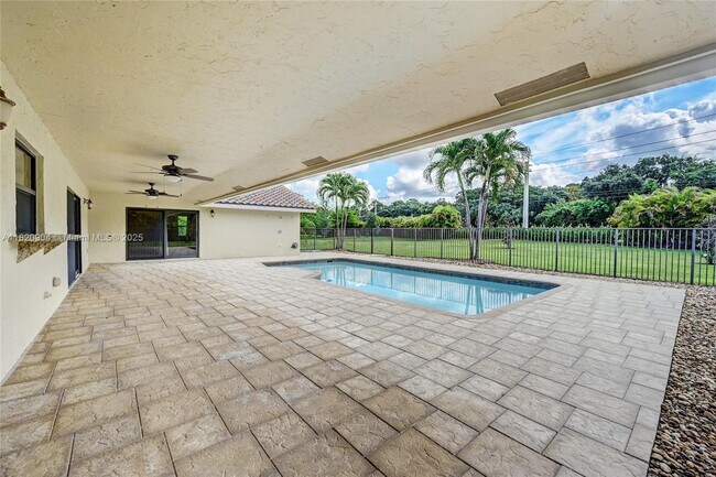 Building Photo - 7120 Hialeah Ln