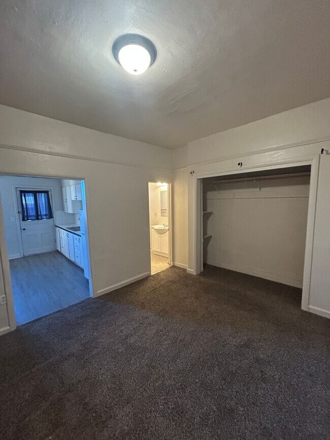 Building Photo - 402 W Mercury St