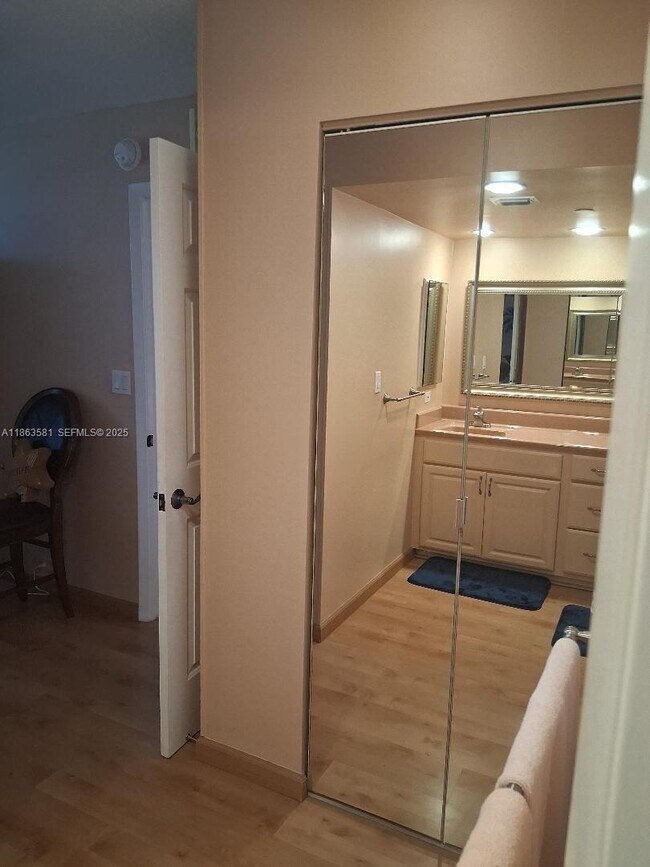 Building Photo - 1000 St Charles Pl