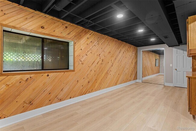Building Photo - 6552 Orion Rd