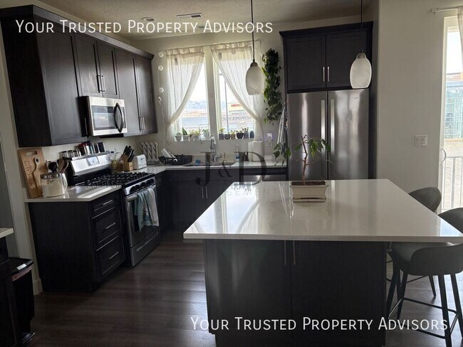 Building Photo - 5096 Putney Hill Rd