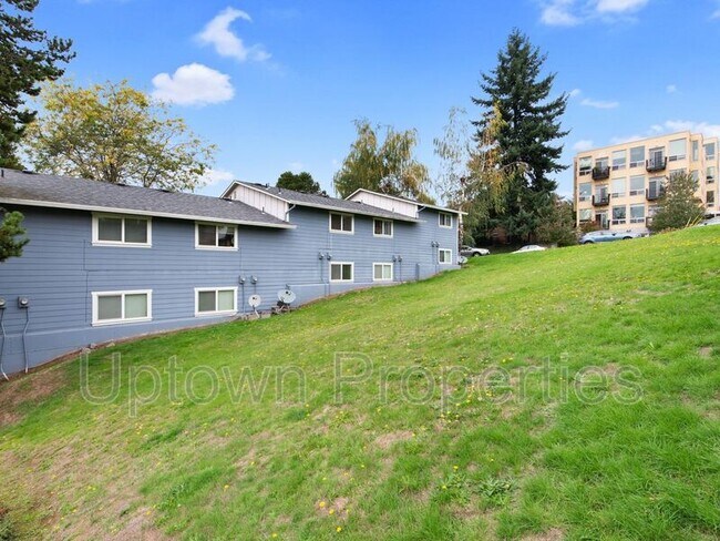 Building Photo - 6834 N Richmond Ave