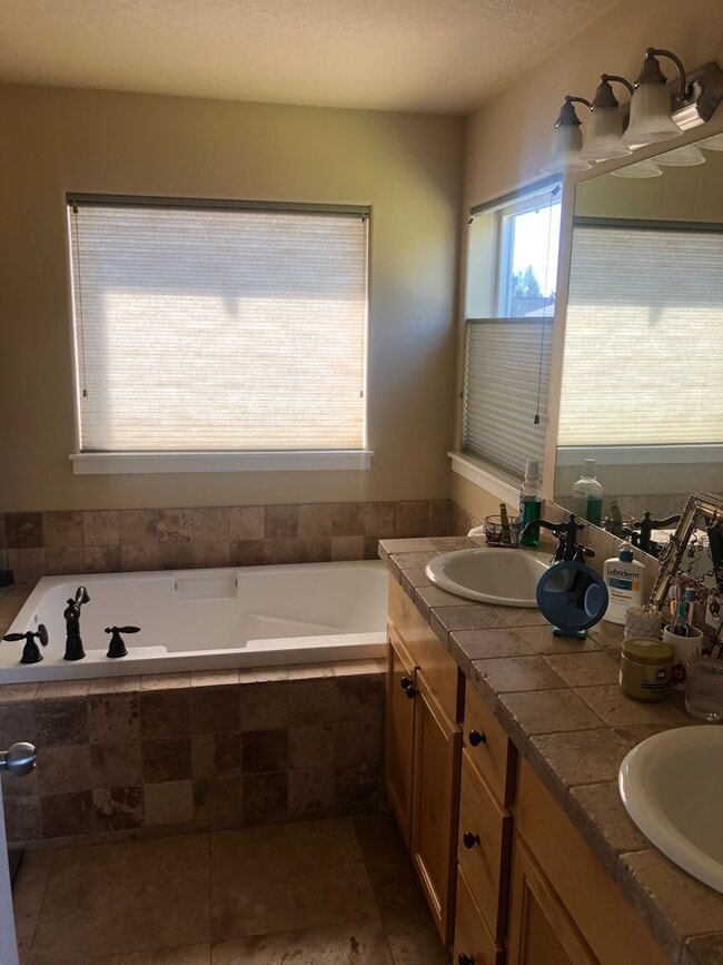Building Photo - SW Bend Home with Upgrades!