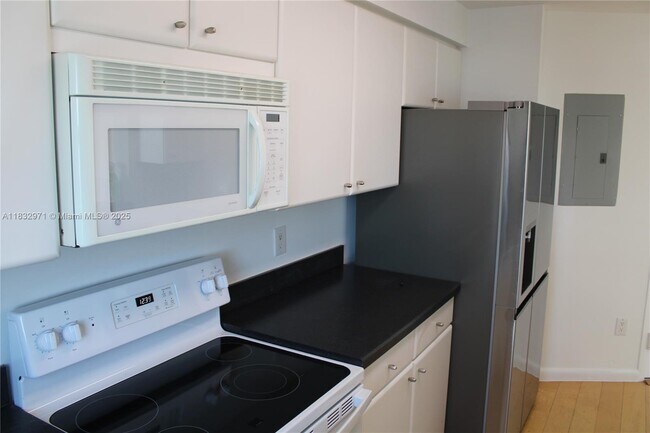 Building Photo - 2475 Brickell Ave