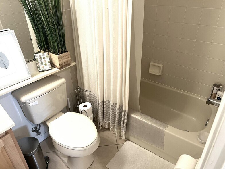 Building Photo - 10614 Lake Shore Dr