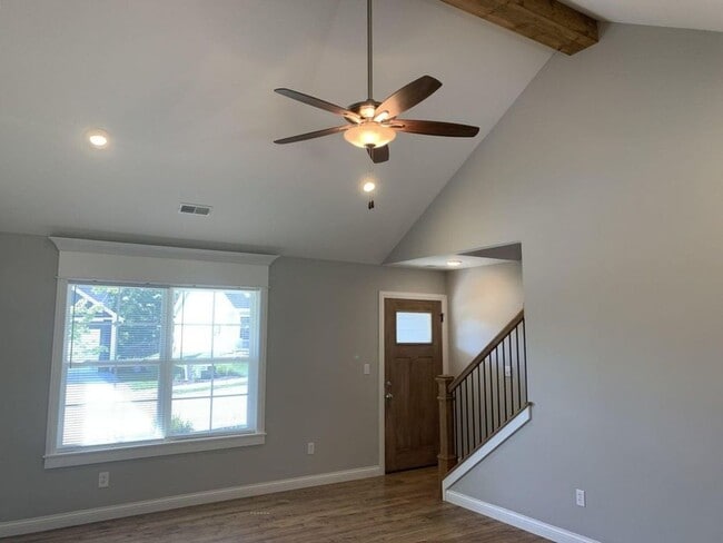 Building Photo - 3 Bed 2.5 Bath House, off Old Plank Rd