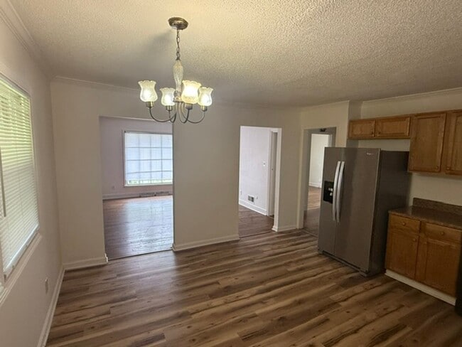 Building Photo - Four bedroom, 2 bath house in Burlington
